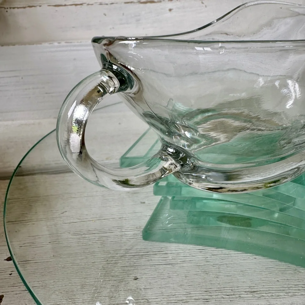 ANCHOR HOCKING, 10 OZ. CLEAR GLASS, GRAVY BOAT. IN EXCELLENT CONDITION.